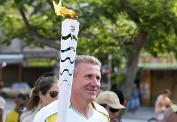 Бубка пронес Олимпийский огонь улицами Рио-де-Жанейро